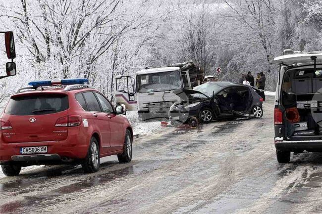 Двама загинаха при челен удар край Ловеч, шофьорът на единия автомобил е избягал и се издирва
