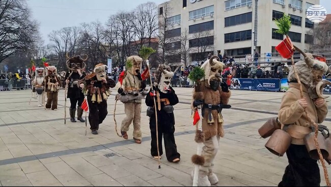 Започнаха състезателните дефилета на Международния фестивал „Сурва“ в Перник