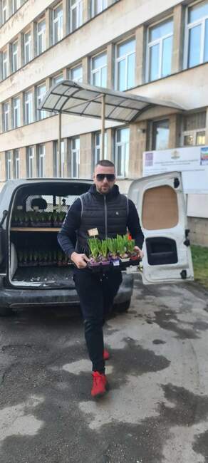 Собственик на цветарски магазини в Самоков подари 220 букета на лекарките от болницата в града за Осми март