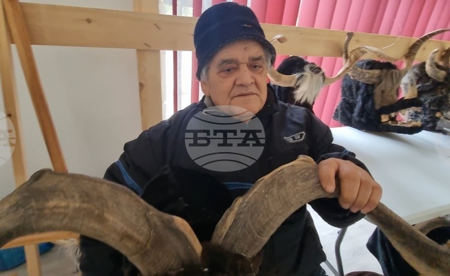 Няколко музея в Европа съхраняват сурвакарски маски, изработени от седемдесет и девет годишния майстор Малин Будинов