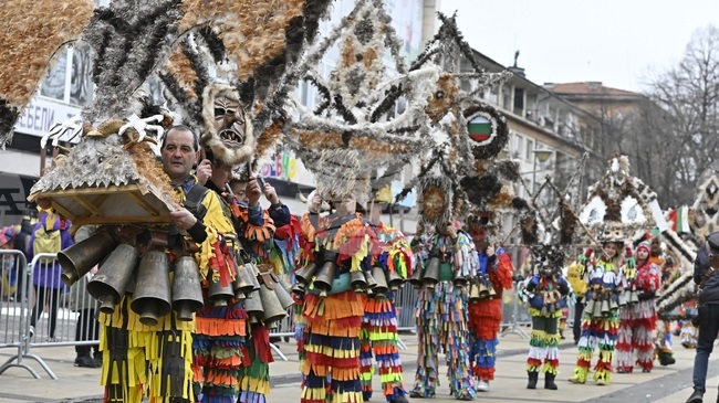 Десетки маскарадни състави дефилират в Перник днес и утре на фестивала "Сурва"