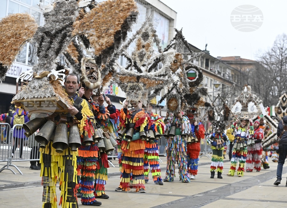Десетки маскарадни състави дефилират в Перник днес и утре на фестивала "Сурва"