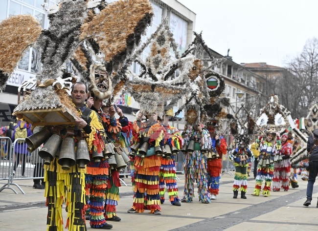 Десетки маскарадни състави дефилират в Перник днес и утре на фестивала "Сурва"