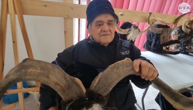 Няколко музея в Европа съхраняват сурвакарски маски, изработени от седемдесет и девет годишния майстор Малин Будинов