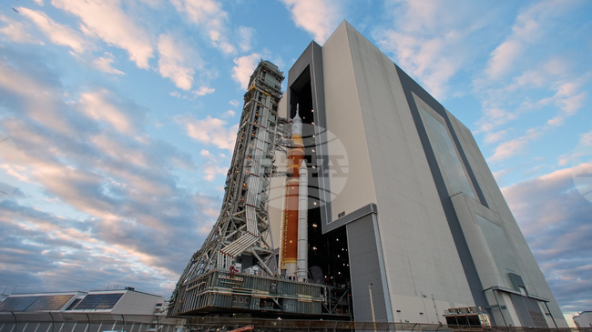 Ракетата, с която НАСА планира завръщане на Луната, пое към стартовата площадка в Кейп Канаверал, предстоят тестове