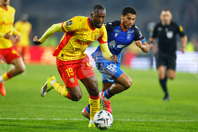 Ланс се наложи над Рен с десет човека и отново излезе начело във френската Лига 1