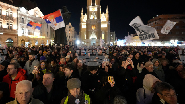 Няколко хиляди души излязоха на протест под надслов "Какво означава победата" в сръбския град Нови Сад