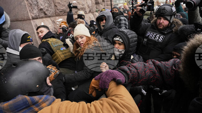 Противници и привърженици на имиграционната политика на САЩ влязоха в сблъсъци в Минеаполис
