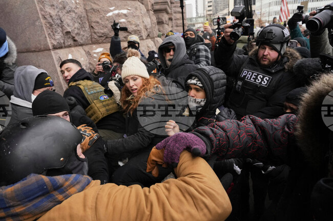 Противници и привърженици на имиграционната политика на САЩ влязоха в сблъсъци в Минеаполис