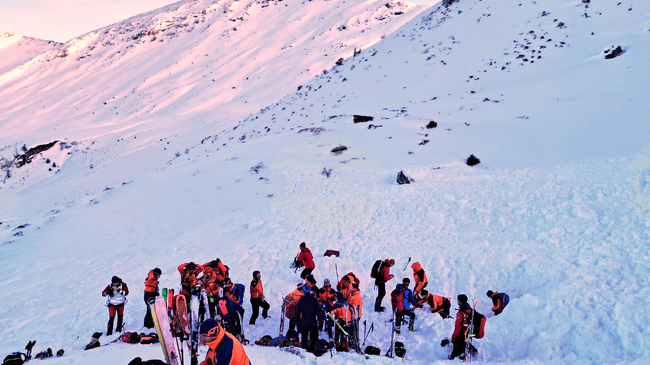 Осем души загинаха при три лавини в Австрия