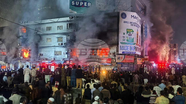 Огромен пожар отне живота на 6 души в Карачи и унищожи търговски център 