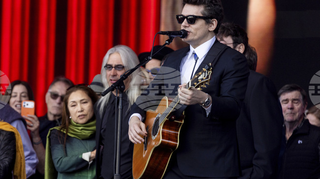 Хиляди фенове на Grateful Dead се събраха в Сан Франциско, за да почетат китариста на групата Боб Уиър 