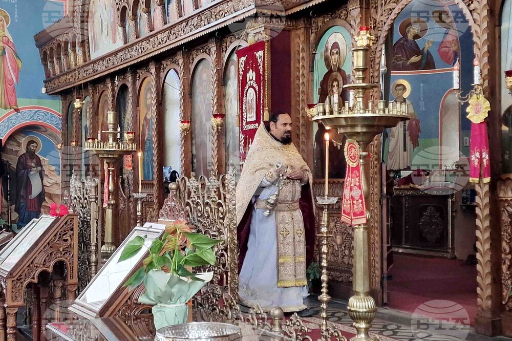 Шумен - храм „Свети Три Светители" - литургия