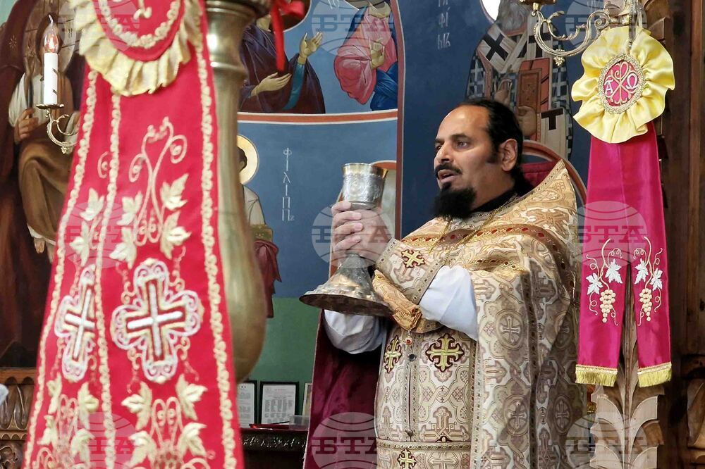 Шумен - храм „Свети Три Светители" - литургия