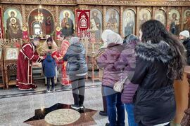 Шумен - храм „Свети Три Светители" - литургия