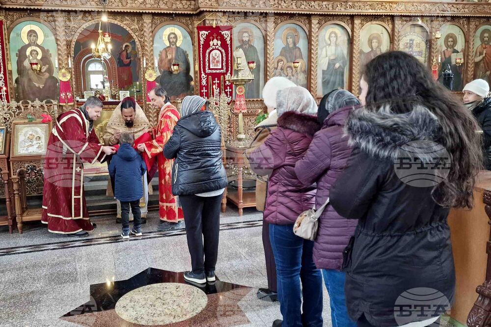 Шумен - храм „Свети Три Светители" - литургия