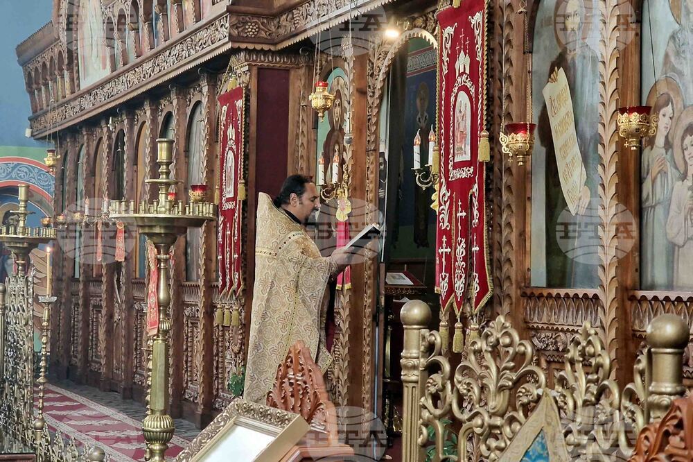 Шумен - храм „Свети Три Светители" - литургия