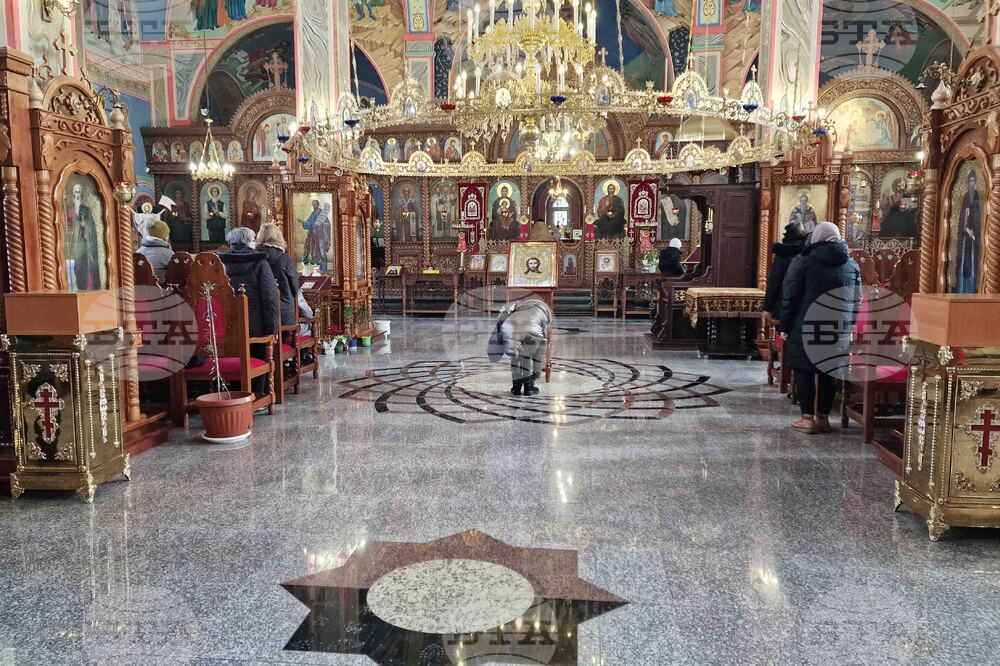 Шумен - храм „Свети Три Светители" - литургия