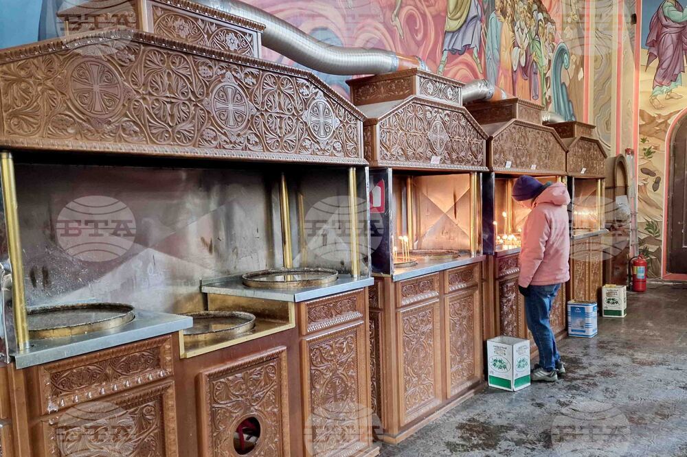 Шумен - храм „Свети Три Светители" - литургия