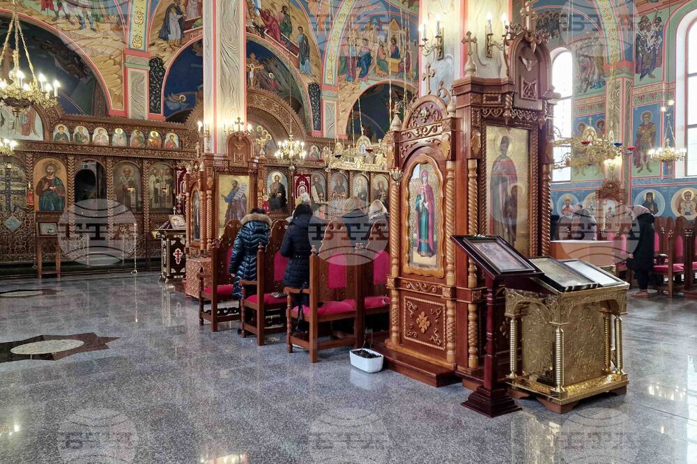 Шумен - храм „Свети Три Светители" - литургия