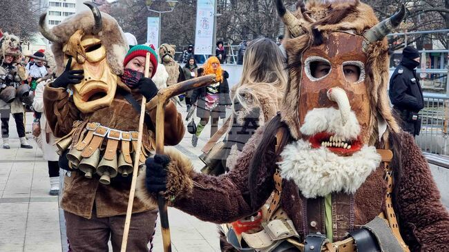 Вторият ден от маскарадните дефилета на „Сурва“ превърна Перник в празнична сцена на традициите