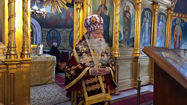 Частица от мощите на свети Атанасий Велики целунаха миряните в храма „Света Троица“ в Ловеч