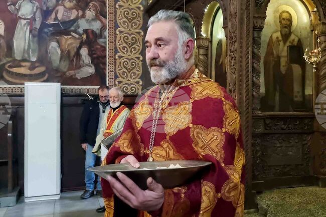 Към признателност призова миряните отец Антоний Дончев в неделната служба в Търговище 