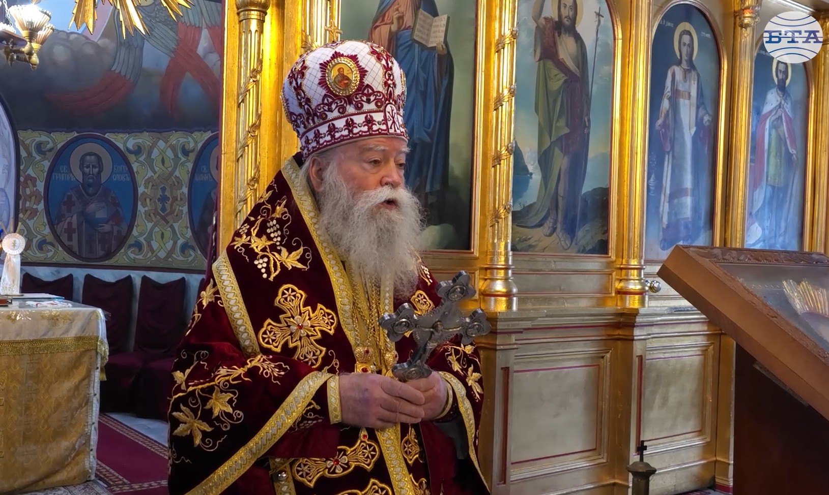 Частица от мощите на свети Атанасий Велики целунаха миряните в храма „Света Троица“ в Ловеч