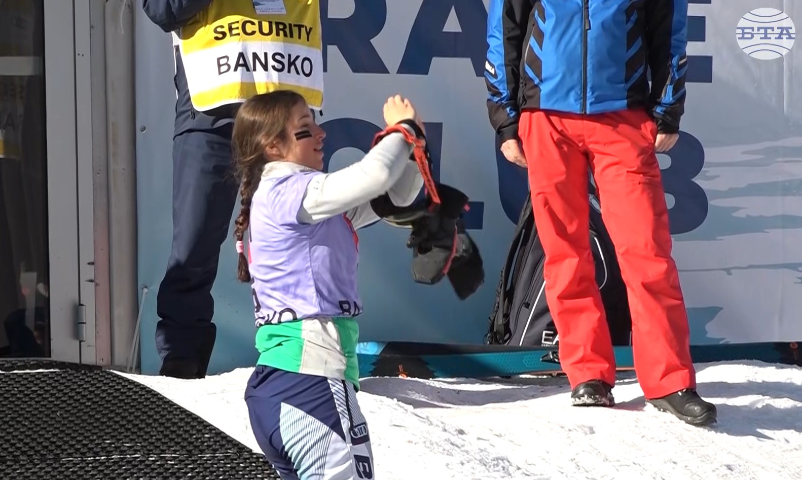 Германката Рамона Хофмайстер спря Малена Замфирова в четвъртифналите в паралелния гигантски слалом от Световната купа по сноуборд в Банско