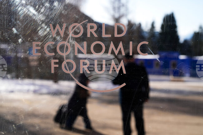 Нарастващото богатство на свръхбогатите подкопава демокрацията, предупреждава „Оксфам“ в навечерието на срещата на Световния икономически форум в Давос