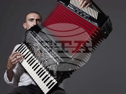 Арменският акордеонист Давид Йенгибаря ще има концерти в София, Пловдив и Русе, снимка – „Аларма пънк джаз“