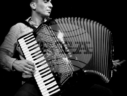 Арменският акордеонист Давид Йенгибаря ще има концерти в София, Пловдив и Русе, снимка – „Аларма пънк джаз“
