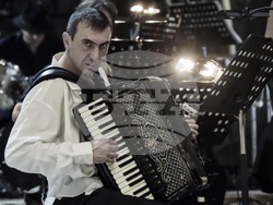 Арменският акордеонист Давид Йенгибаря ще има концерти в София, Пловдив и Русе, снимка – „Аларма пънк джаз“