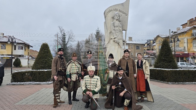 С едноминутно мълчание, залпове и поднасяне на цветя Панагюрище отбеляза 170 години от рождението на Райна Княгиня