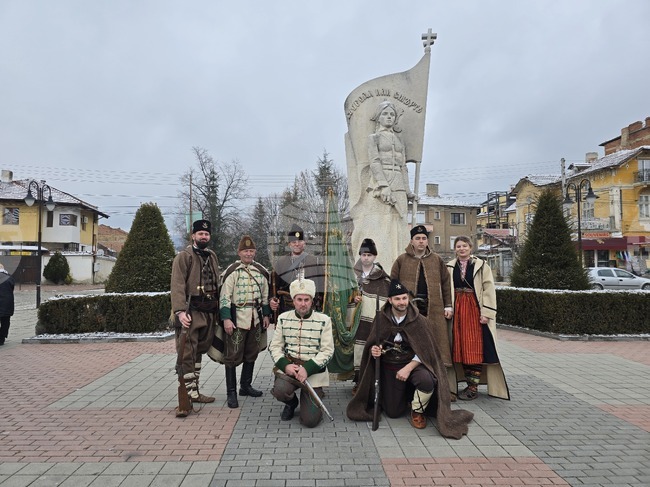 С едноминутно мълчание, залпове и поднасяне на цветя Панагюрище отбеляза 170 години от рождението на Райна Княгиня