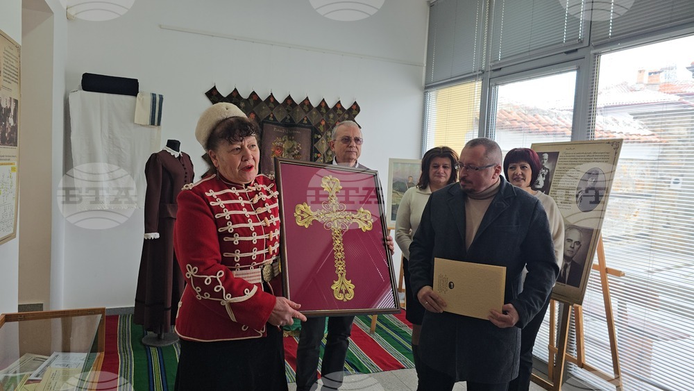 Учителката Елисавета Георгиева дари пано с ръчно извезан кръст на къщата музей „Райна Княгиня“ в Панагюрище