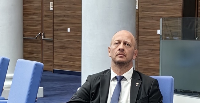 Славчо Крумов от „Възраждане“ сезира КЕВР за системни спирания на тока и опасно ниско напрежение в Нови Искър