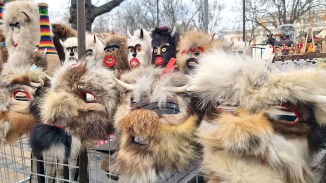 Занаятчии от региона на Перник и страната представят авторски изделия по време на фестивала "Сурва"