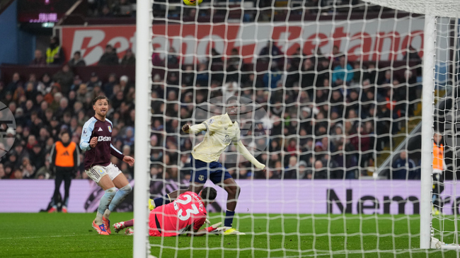 Астън Вила допусна домакинско поражение срещу Евертън