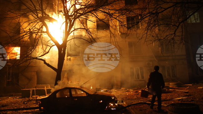 Трима души загинаха при руски въздушни удари по украинския град Запорожие