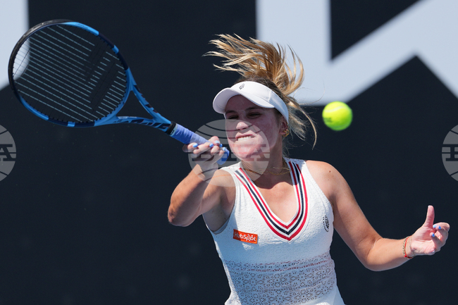 Шампионката от 2020 година Кенин отпадна в първия кръг на Откритото първенство на Австралия, победи за Гоф, Анисимова, Пегула и Бадоса