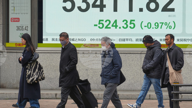 Токио затвори низходящо заради заплахите за мита на Тръмп и очакванията за избори в Япония, следвайки петъчния спад на Уолстрийт