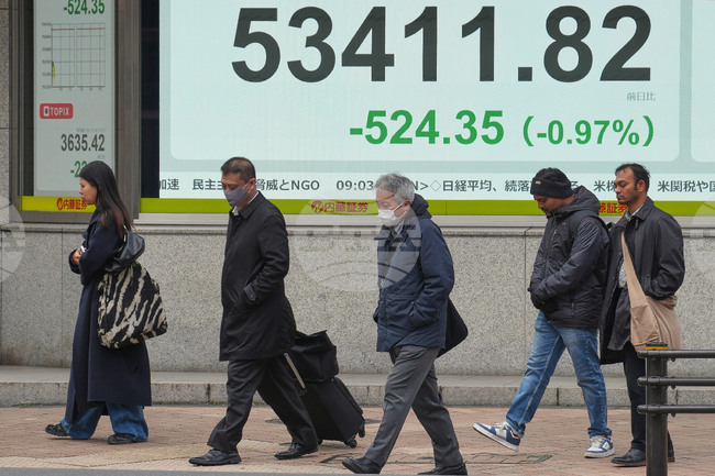 Токио затвори низходящо заради заплахите за мита на Тръмп и очакванията за избори в Япония, следвайки петъчния спад на Уолстрийт