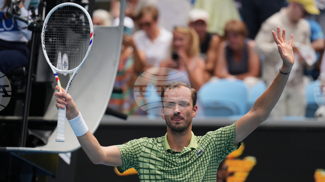 Трикратният финалист Медведев започна с победа на Откритото първенство на Австралия по тенис, ветеранът Вавринка също се класира за втория кръг