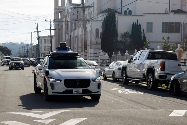 „Уеймо“ получава 16 милиарда долара от инвеститори в надпреварата с „Тесла“ за надмощие на пазара на автономни робтаксита 