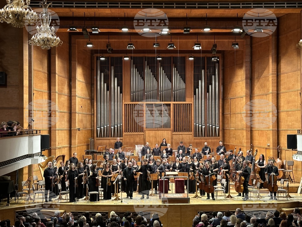 Joshua Bell Performs with Sofia Philharmonic in Sofia's Bulgaria Hall