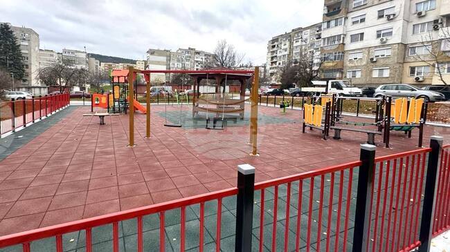 Нова детска площадка е изградена в ловешки квартал със средства от фондация „Hans Hermann VOSS”