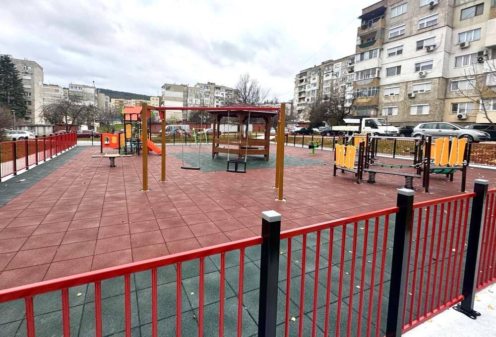 Нова детска площадка е изградена в ловешки квартал със средства от фондация „Hans Hermann VOSS”