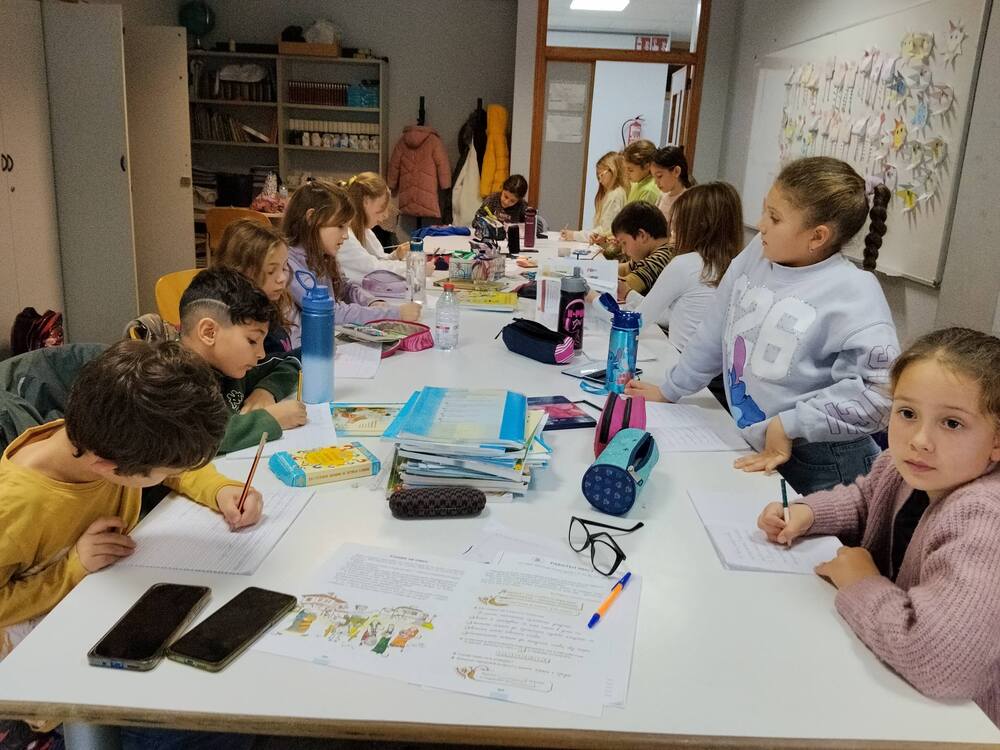 С приказката „Сливи за смет“ и поуките от нея се запознаха ученици от Българското училище „Васил Априлов“ в Кастейон де ла Плана, Испания