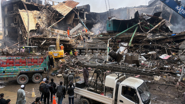 Най-малко 11 са вече жертвите на избухналия снощи пожар в търговски център в Карачи в Пакистан